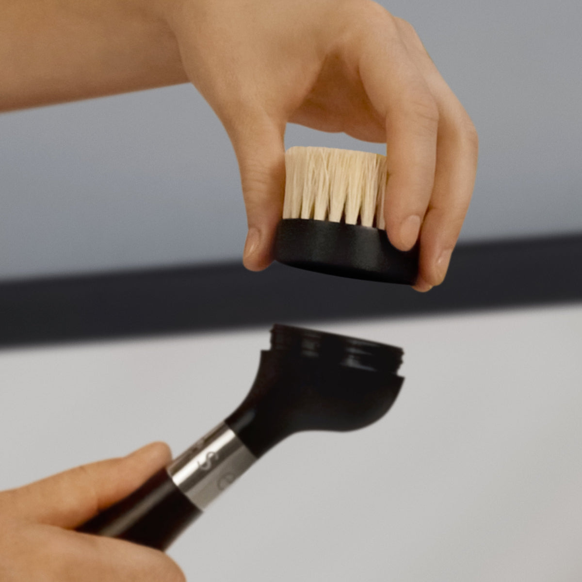 The ONE BRUSH V2 | With Magnetic Stand