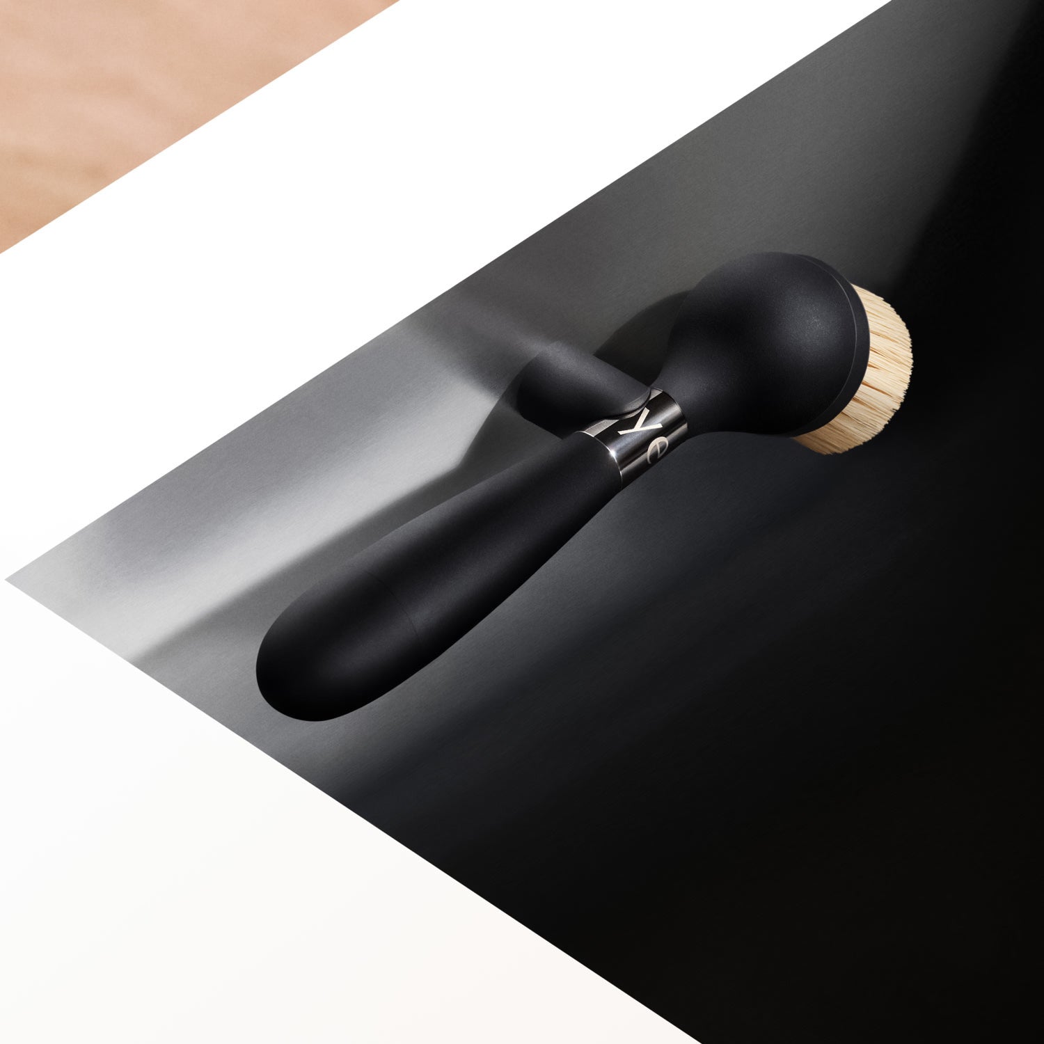 The ONE BRUSH™ V2 | With Magnetic Stand
